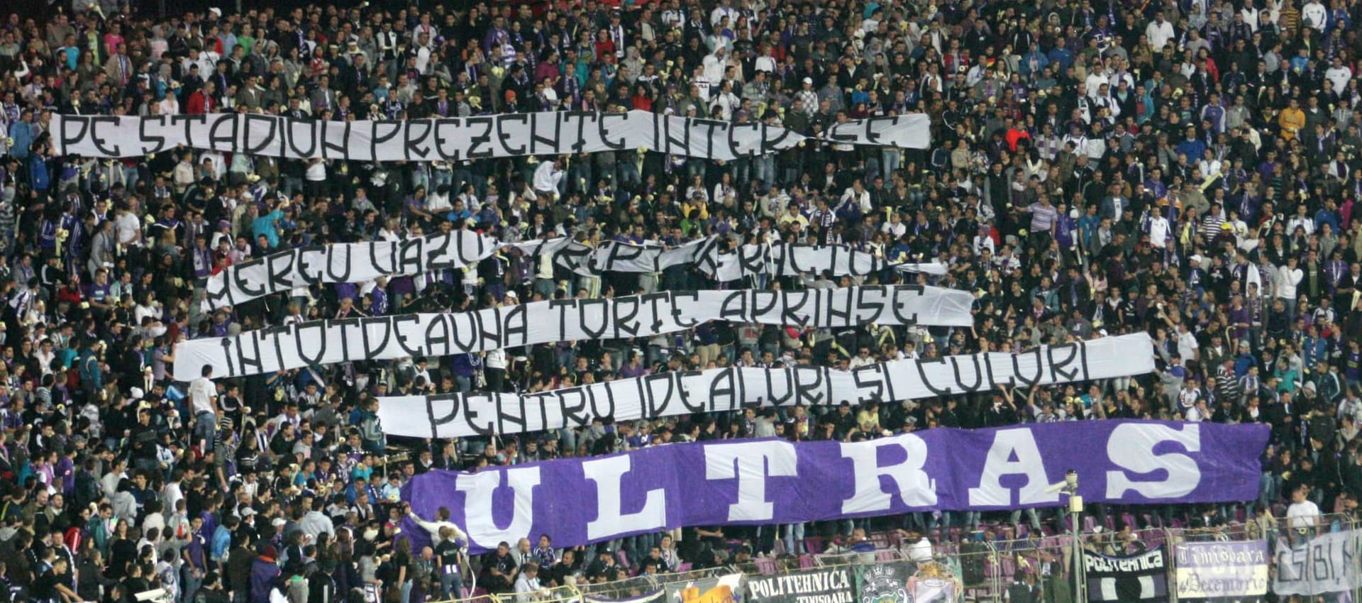 Bannerele Peluzei Sud pe Stadionul Dan Păltinișanu
