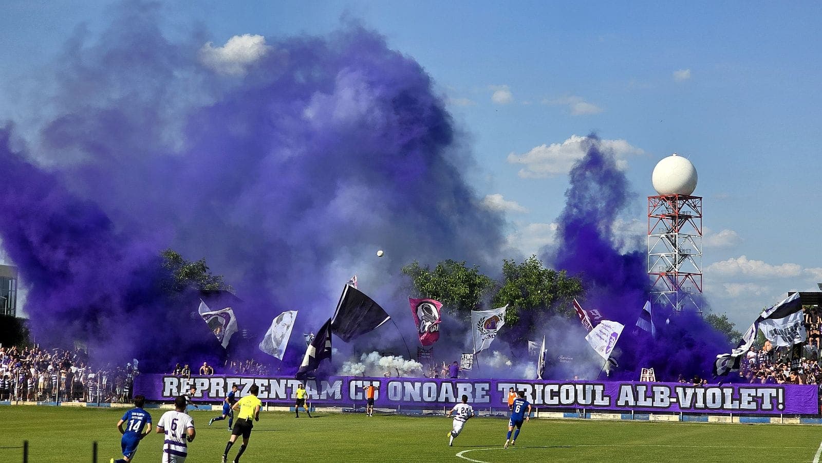 Show pirotehnic al galeriei poliste, sub bannerul „Reprezentăm cu onoare tricoul alb-violet”